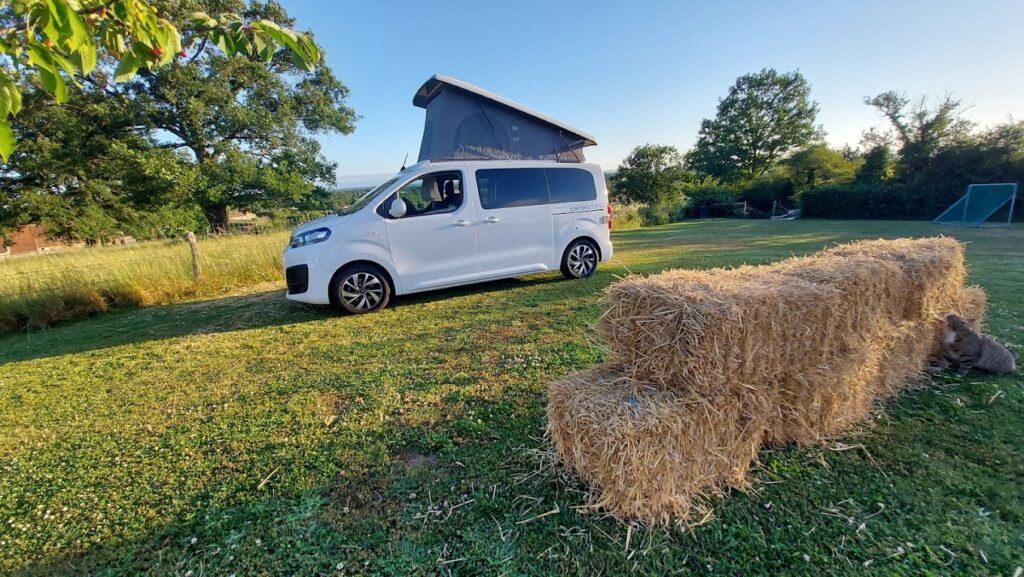 Un van aménagé dans un cadre champêtre