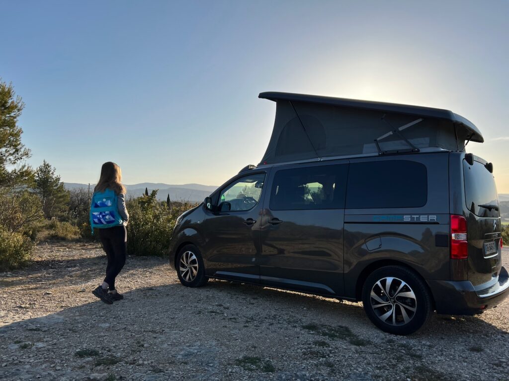 Un van aménagé dans un cadre naturel