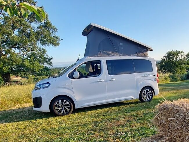 Chez Edelvan, louer "Roméo" un van aménagé garé dans un champ